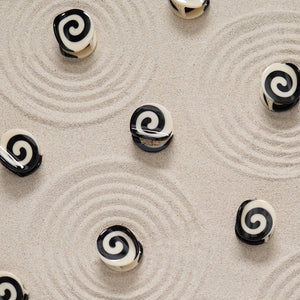 
                  
                    Load image into Gallery viewer, Black and White Mini Spiral Hair Claw Set
                  
                