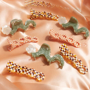 
                  
                    Load image into Gallery viewer, White Orange Blossom Flower Small Squiggle Acetate Hair Claw
                  
                