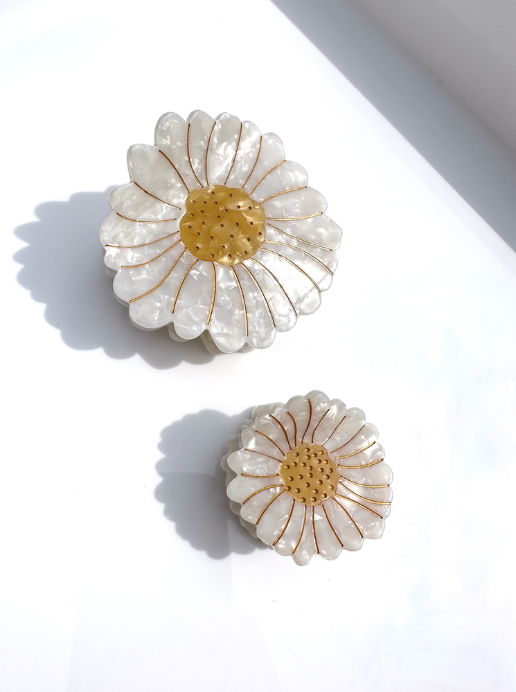 
                  
                    Load image into Gallery viewer, Hand-painted Mini Daisy Claw Hair Clip | Eco-Friendly
                  
                